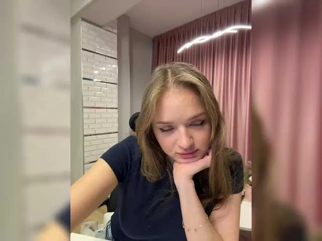 Lunaaaura streaming now