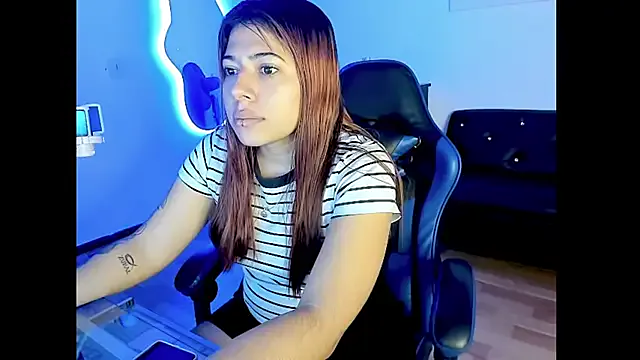 Carolina-petite Image 3