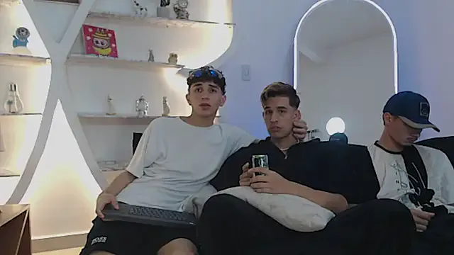 THREE_GUYS_HOT Image 6